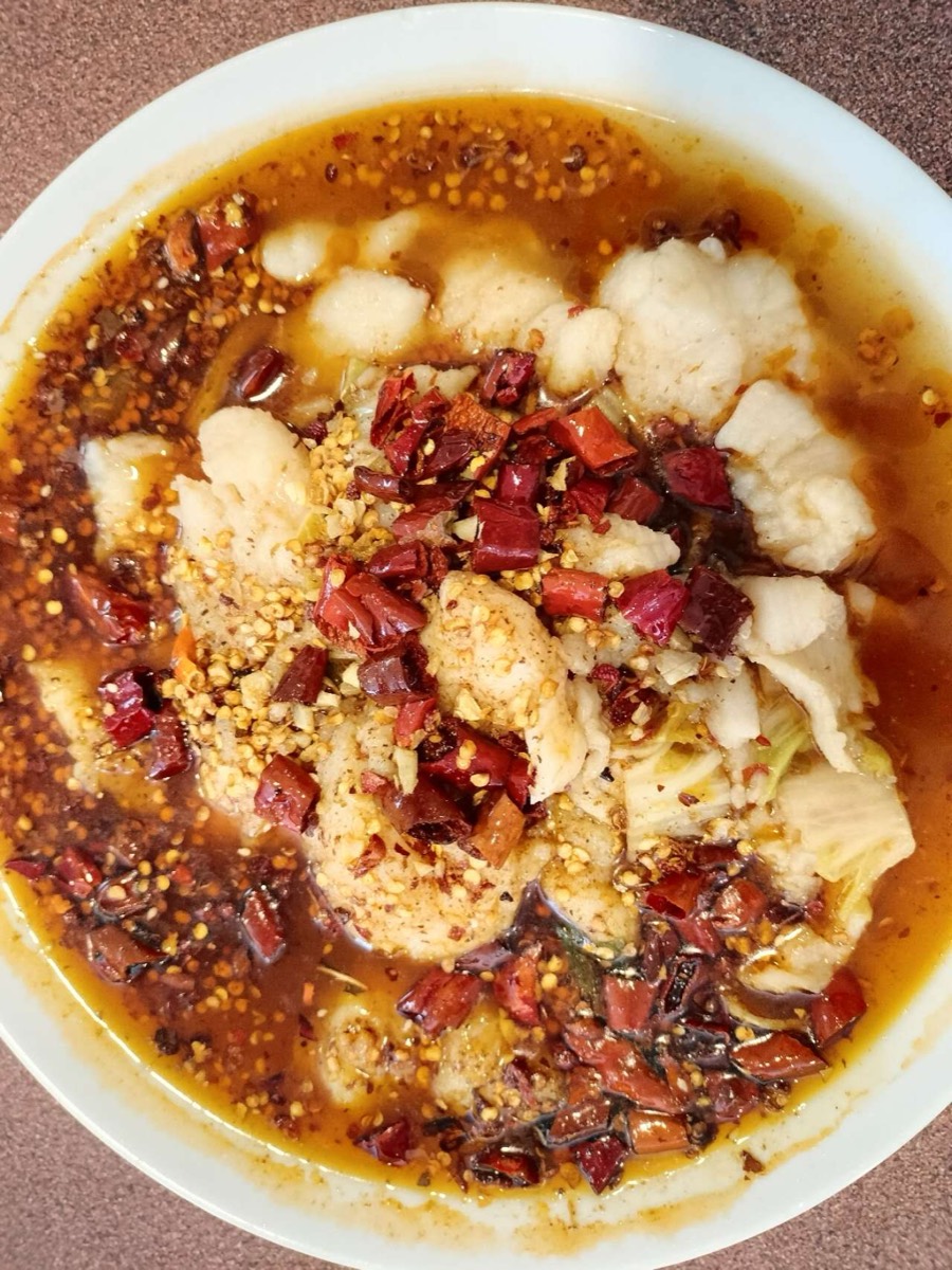 Poisson façon Sichuan dans son bouillon aux piments et poivre du Sichuan